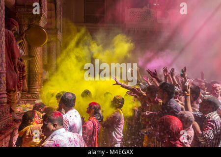 Vrindavan, Indien - 22. März 2016: Holi Feier in der hinduistischen Banke Bihare Tempel in Vrindavan, Uttar Pradesh, Indien. Stockfoto