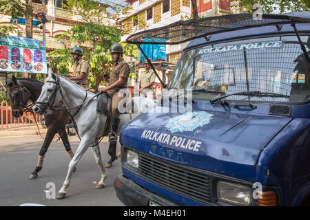 Kolkata, Indien - 3. April 2017: Pferd berittene Polizei patrouilliert Straßen in der Innenstadt von Kolkata, West Bengal, Indien. Stockfoto