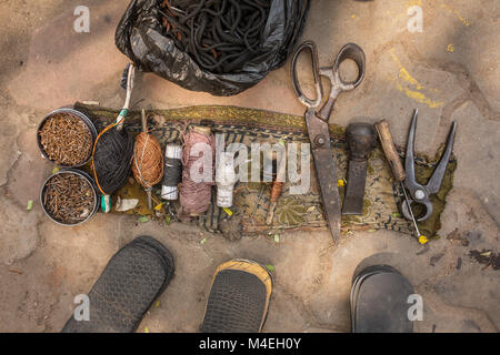 Indische Straße Schuhmacher Werkzeuge Nahaufnahme Stockfoto