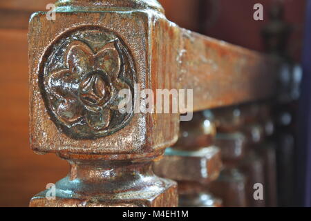 Aus Holz geschnitzten Blumen Design auf einem alten Sofa Handlauf. Stockfoto