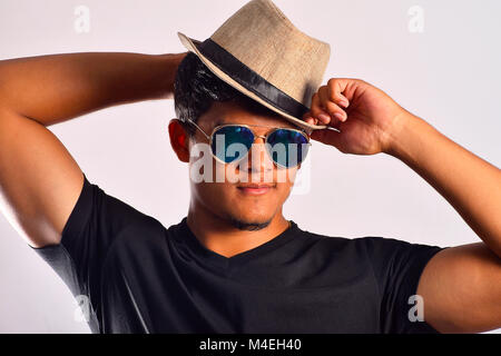 Junger Mann in legerer Kleidung und Hut, Pune, Maharashtra. Stockfoto