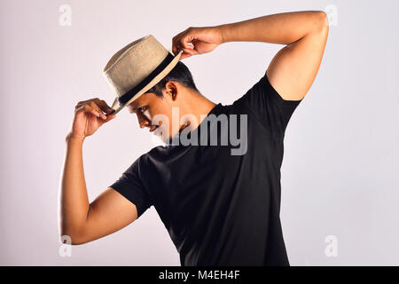 Junger Mann in legerer Kleidung und Hut, Pune, Maharashtra. Stockfoto