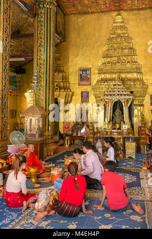 Vientiane, Laos - 18. Januar 2017: unbekannter Menschen, die ein Angebot im Wat Si Muang Tempel in Vientiane, Laos Stockfoto