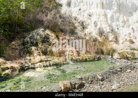 Kalksteinformationen an den heißen Quellen der Bagni di San Filippo in der Toskana, Italien, der an einem sonnigen Tag. Stockfoto