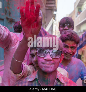 Barsana, Indien - 17. März 2016: hinduistische Gläubige feiern Lathmar Holi in Barsana Dorf, Uttar Pradesh, Indien. Stockfoto