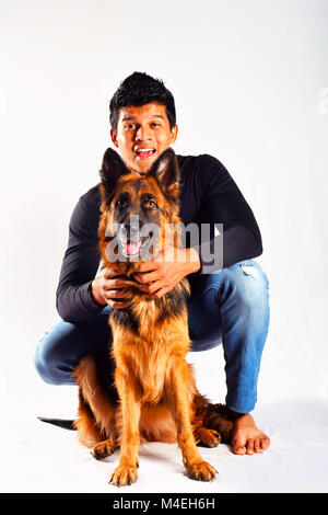 Junger Mann mit Deutscher Schäferhund etwas sagen, Pune, Maharashtra. Stockfoto
