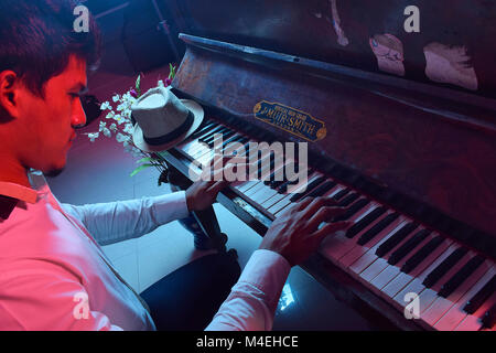 Mann spielt alte Vintage Piano, Pune, Maharashtra. Stockfoto