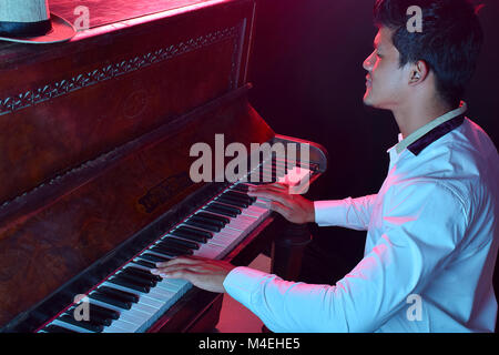 Mann spielt alte Vintage Piano, Pune, Maharashtra. Stockfoto