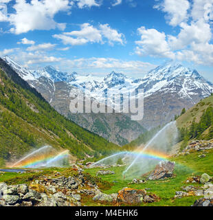 Regenbögen in Wasser zur Bewässerung im Sommer Alpen Berg Tüllen Stockfoto