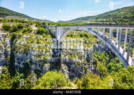 Die weiße Brücke über den Zufluss des Artuby Stockfoto