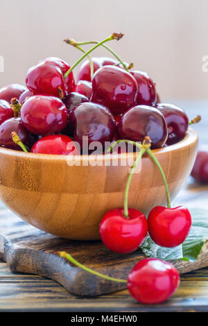 Rote Kirschen in eine hölzerne Schüssel. Stockfoto