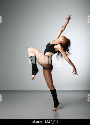 Junge schöne Tänzerin posiert im studio Stockfoto