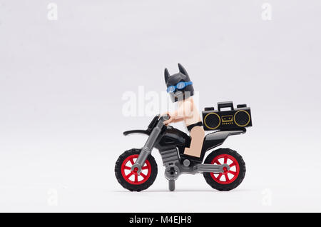 Lego Batman reiten ein Dirt Bike auf weißem Hintergrund. Stockfoto