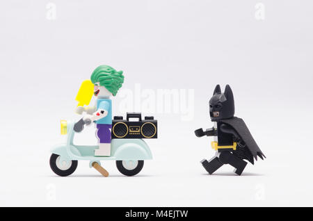 Lego Batman Joker Jagen Reiten ein scooter. auf weißem Hintergrund. Stockfoto