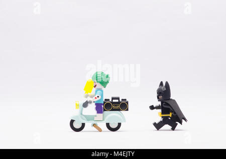 Lego Batman Joker Jagen Reiten ein scooter. auf weißem Hintergrund. Stockfoto