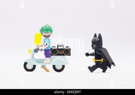 Lego Batman Joker Jagen Reiten ein scooter. auf weißem Hintergrund. Stockfoto