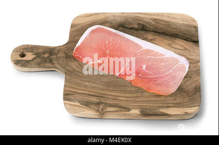 Scheiben Schinken auf einem Holzbrett auf weißem Hintergrund mit Freistellungspfad isoliert Stockfoto