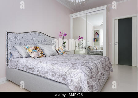 elegantes Schlafzimmer in weiche helle Farben Stockfoto