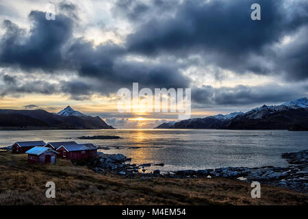 Sonnenuntergang über den Bergen, Lofoten, Nordland, Norwegen Stockfoto