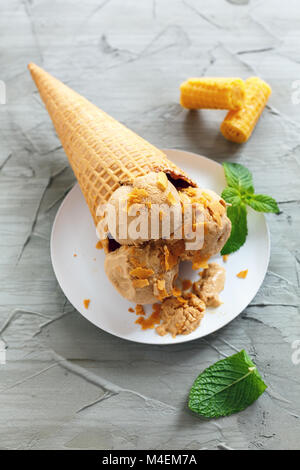 Waffel Kegel mit hausgemachtem Karamell Eis. Stockfoto