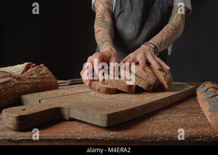 Baker hält Kleie Brot Stockfoto