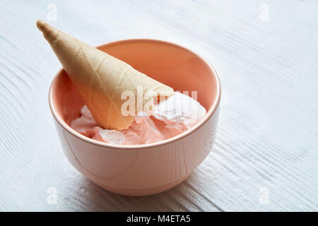 Vanille-Eis in einer Platte Stockfoto