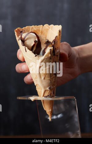 Waffelhörnchen mit Eis schmelzen Stockfoto