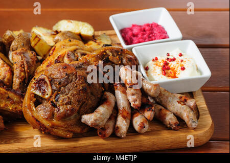 Große gegrillte Fleisch und Gemüse Tafel Stockfoto