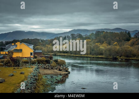 Haus am Ufer des Flusses Stockfoto