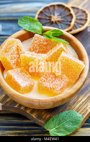 Hausgemachte Orangenmarmelade in eine hölzerne Schüssel. Stockfoto
