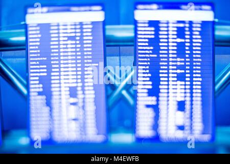 Digitale Flughafen Fluginformationen Flip Board Bildschirme Stockfoto