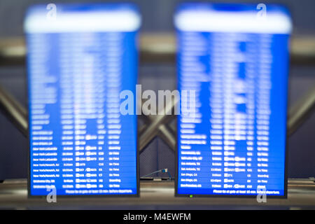 Digitale Flughafen Fluginformationen Flip Board Bildschirme Stockfoto