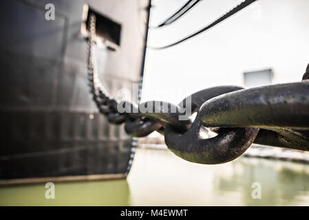 Große und schwere Ankerkette an ein riesiges Schiff Stockfoto