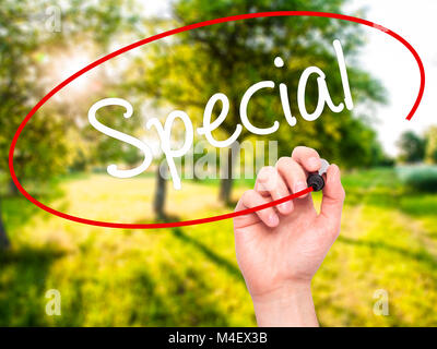 Mann Hand schreiben Spezielle mit schwarzem Marker auf visuelle Bildschirm Stockfoto