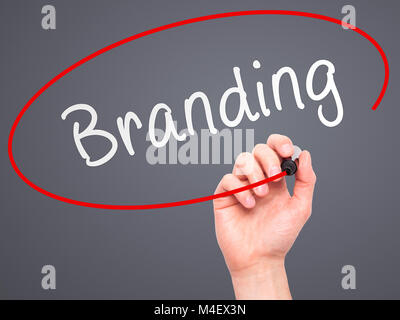 Mann Hand schreiben Branding mit Marker auf Transparenten abwischen Board Stockfoto