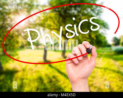 Mann Hand schreiben Physik mit schwarzem Marker auf visuelle Bildschirm Stockfoto