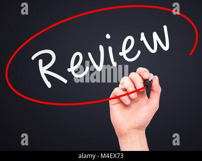 Mann Hand schreiben Review mit Marker auf Transparenten abwischen Board Stockfoto