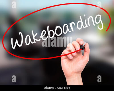 Mann Hand schreiben Wakeboarding mit schwarzem Marker auf visuelle Bildschirm. Stockfoto