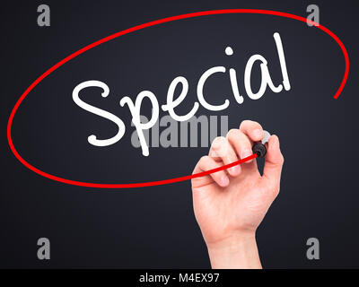 Mann Hand schreiben Spezielle mit schwarzem Marker auf visuelle Bildschirm Stockfoto