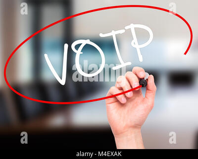 Mann Hand schreiben VOIP mit schwarzem Marker auf visuelle Bildschirm Stockfoto