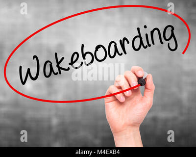 Mann Hand schreiben Wakeboarding mit schwarzem Marker auf visuelle Bildschirm. Stockfoto