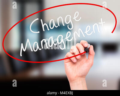 Mann Hand schreiben Change Management auf visuelle Bildschirm Stockfoto