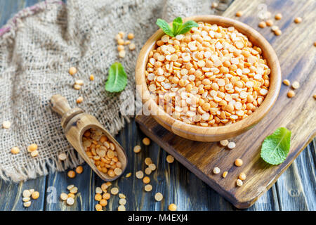 Gelbe Erbsen in eine hölzerne Schüssel. Stockfoto