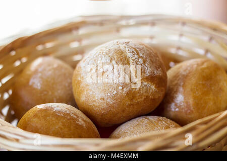 In der Nähe von Korb mit Brötchen gefüllt Stockfoto