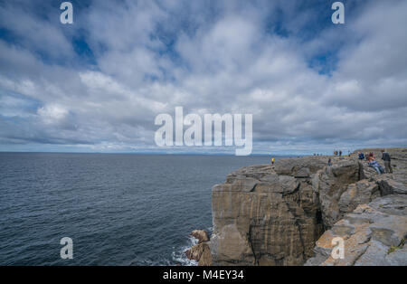 Die Menschen auf den Klippen von Burren Stockfoto