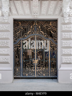 Jugendstil geschmiedeten Eisen Tür Stockfoto