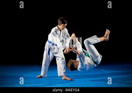 Zwei Jungen martial arts Kämpfer isoliert Stockfoto