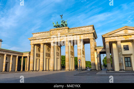 Das Brandenburger Tor in Berlin nach Sonnenaufgang Stockfoto