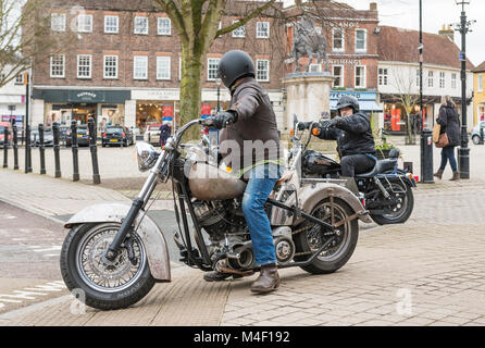 Zwei Männer mittleren Alters Reiten Harley Davidson Motorräder in England, Großbritannien. Harley Davidson Fahrräder. Stockfoto