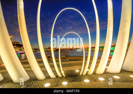 Perth, Australien - Jan 6, 2018: Details von ikonischen Spanda Skulptur in der Nacht in Elizabeth Quay Marina beleuchtet. Elizabeth Quay Fußgängerbrücke am Swan River für den Hintergrund. Stockfoto